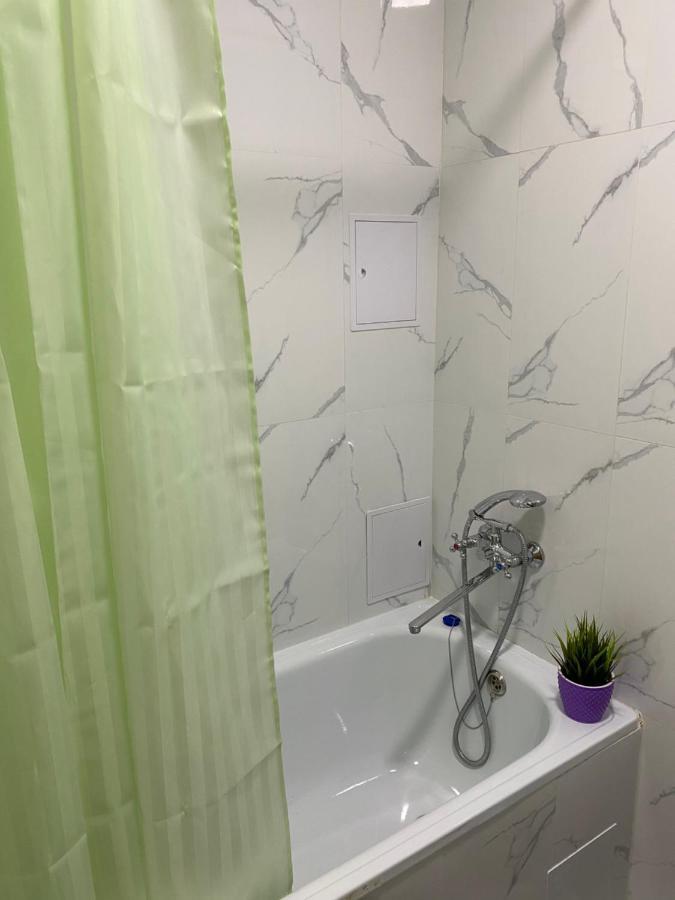 Appartamento Оригинальная 1 Ком Квартира В Сердце Алматы Esterno foto